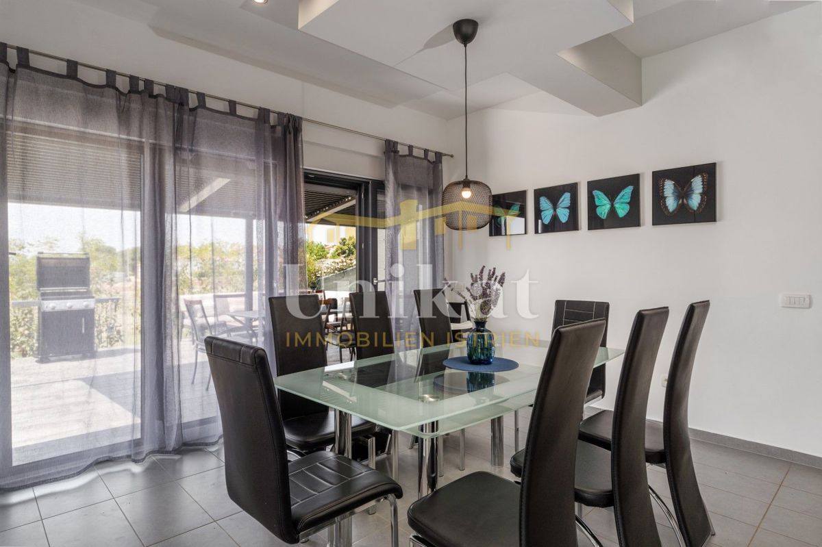 Moderna doppia villetta con piscina e vista mare